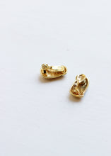 Load image into Gallery viewer, WHITE AND GOLD COLOR CLIP ON EARRINGS
