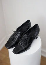 Load image into Gallery viewer, VINTAGE PATENT LEATHER SHOES
