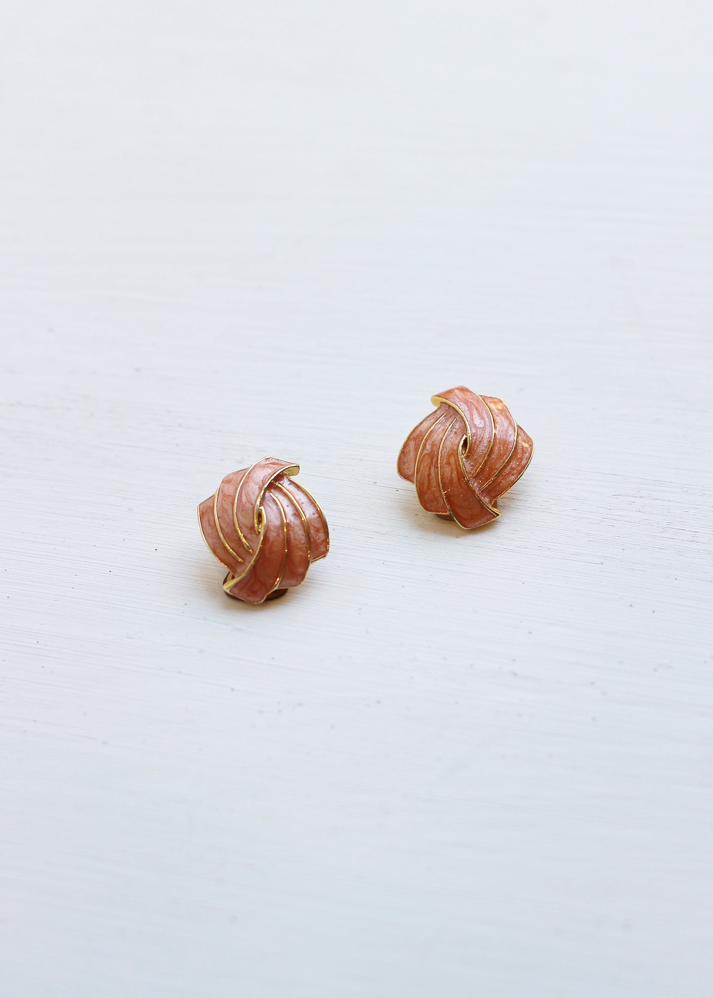 LIGHT PINK VINTAGE CLIP ON EARRINGS