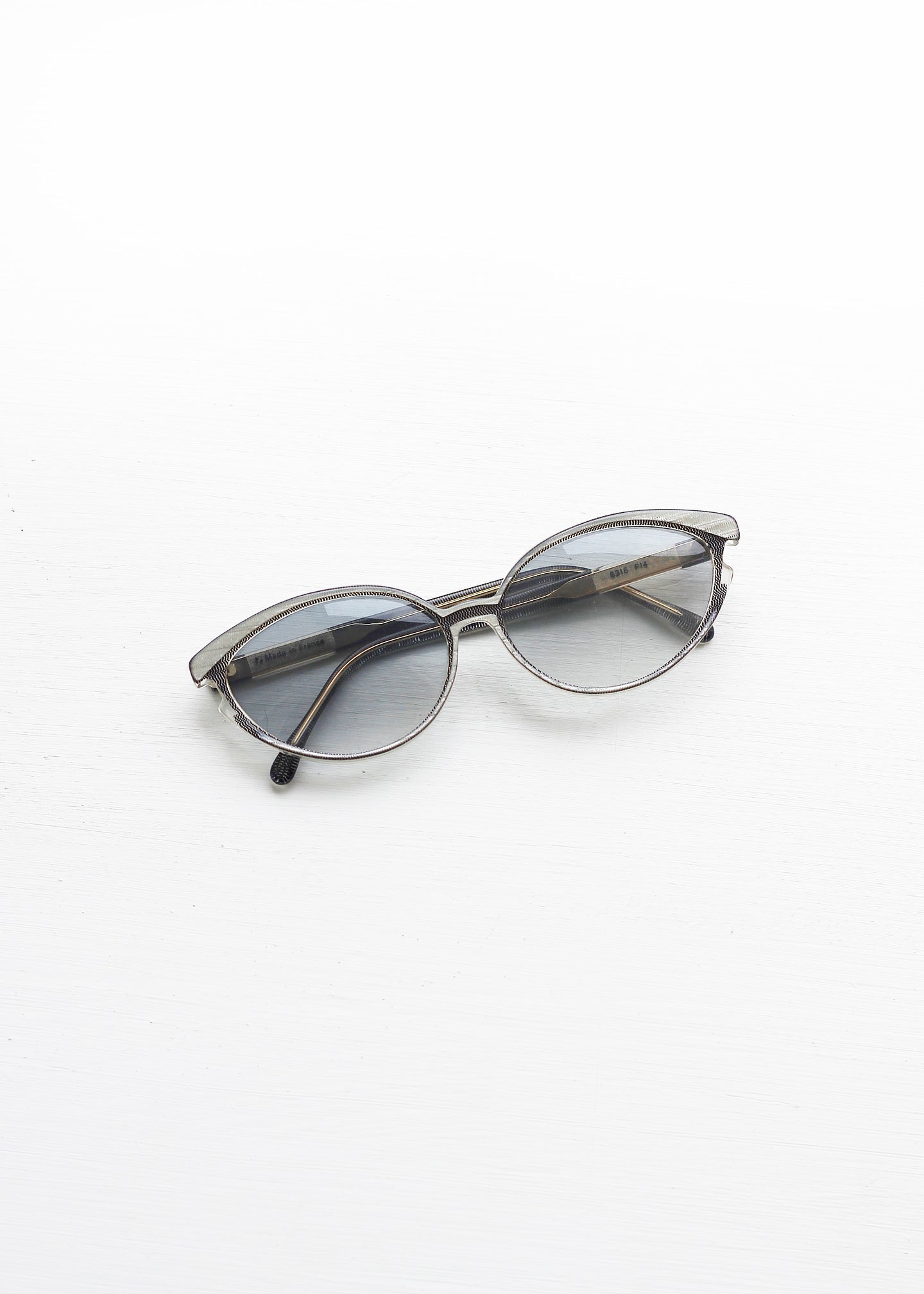YVES SAINT LAURENT CAT EYE AURINKOLASIT, 80-LUKU